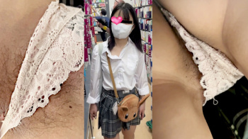 【upskirt3338逆さ撮りJK】パンツ直しからマン毛ボーボーなピンクマンコをくぱぁするレースの薄ピンクTバックのJKの画像
