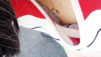 【eros3012乳首チラ】Bカップくらいの貧乳乳首をゆるゆるの胸元からじっくりと堪能するチクチラ動画の画像