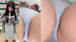 【upskirt3350逆さ撮り】大きめワンピの真下から薄いブルーの水玉Pと美味しそうな膨らみのノーブラおっぱいを撮られるカワイイ若い娘の画像