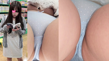 【upskirt3350逆さ撮り】大きめワンピの真下から薄いブルーの水玉Pと美味しそうな膨らみのノーブラおっぱいを撮られるカワイイ若い娘の画像