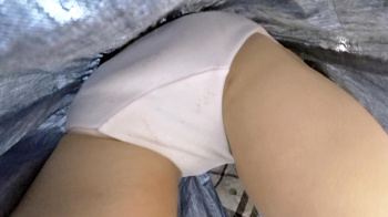 【upskirt3354逆さ撮り】母親の隣で白のデカパン綿Pを撮られちゃうツルンツルンの太ももがエロい若い娘の画像