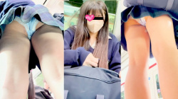 【upskirt3357逆さ撮りJK】かなりカワイイJKのプリプリの白い太ももと縁がレースの空色サテンPに覆われたプリケツを堪能する動画の画像