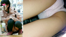 【upskirt3361逆さ撮り】薄いピンクPを母親の隣で撮られちゃう太もものプリプリ感がエロいニーハイの若い娘の画像