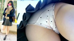 【upskirt3364逆さ撮りJK】シート付きの薄ピンクサテンPを粘着撮りされる白い太ももとプリンプリンなお尻がエロすぎなカワイイJKの画像