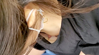【eros3024乳首チラ】ざっくり開いた胸元から浮きブラし貧乳おっぱいと美味しそうなピンク乳首を撮られちゃうお姉さんの画像
