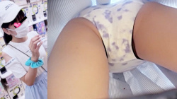 【upskirt3371逆さ撮り】ガチャガチャしている隙にフルバックの白Pを撮られてしまうプリプリの太ももがエロい若い娘の画像