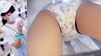 【upskirt3371逆さ撮り】ガチャガチャしている隙にフルバックの白Pを撮られてしまうプリプリの太ももがエロい若い娘の画像