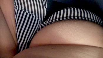 【upskirt3378逆さ撮りJK】意味のない重ねでプリケツに食い込みまくる白黒ストライプPを撮られるお尻のプリプリ感がエロすぎなポニテJKの画像