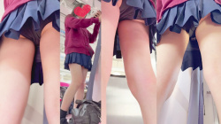 【upskirt3384逆さ撮りJK】プリケツに張り付く黒Pと素晴らしくエロいスベスベの太ももを撮られちゃうカワイイJKの画像