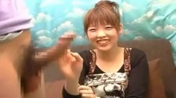 シャイな素人女子大生がそそり立つおちんぽガン見！先っちょ舌先でぺろぺろして、肉棒の長さ測定！の画像