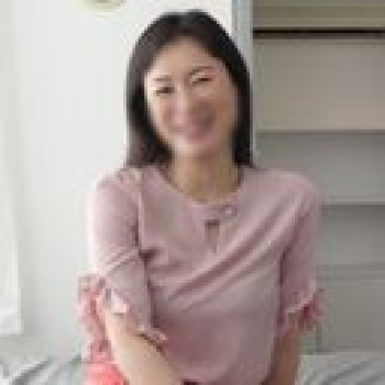 【熟女・人妻】妖艶な色香を漂わせる一見してエロい人妻熟女!チ○ポと金玉を隅々まで舐め上げるフェラチオ⇒寝バックでガン突きイキ!の画像