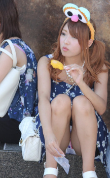 しゃがみパンチラ見放題★エロ画像50枚の画像