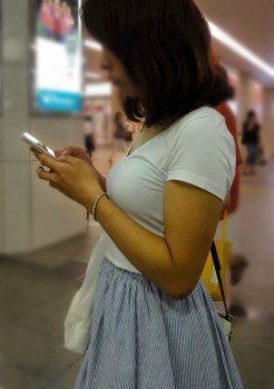 横乳の膨らみがヤバイ!街撮り★エロ画像49枚の画像
