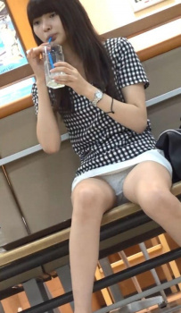 座った正面に行けばパンチラ見え★エロ画像49枚の画像