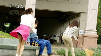 TV鑑賞中にパンチラ見れて最高★エロ画像49枚の画像