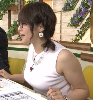 乳を見せたがる女子アナが誘惑★エロ画像49枚の画像