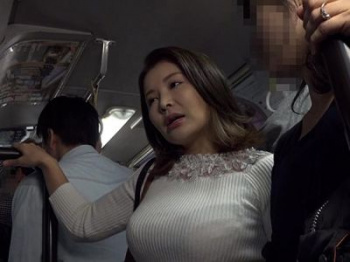 「こんなおばさん痴漢してどうする気?①」勃起チ❍ポ責で生挿入される人妻の画像