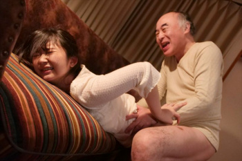義父から好き放題中出しで犯されるパイパンのロリ顔人妻の画像
