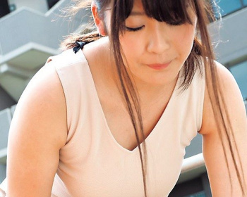 ノーブラ透け巨乳に興奮した浪人生に犯され中出しされる奥様の画像