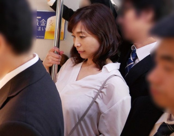 「もうおばさんよ?」初めての痴漢に動揺し中出しで犯される熟人妻の画像