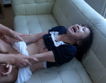 自宅に押し入った窃盗犯に夫の目の前で犯され続ける美乳人妻の画像