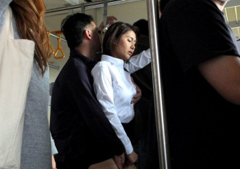 捕まえるはずの痴漢のテクで快楽堕ちし犯される人妻囮捜査官の画像