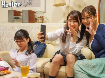鬼畜息子に薬を盛られ撮影されながら犯される義母と義理の姉妹の画像