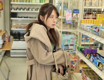鬼畜店長に万引きが見つかりお仕置き中出しレイプされるメガネ美人妻の画像
