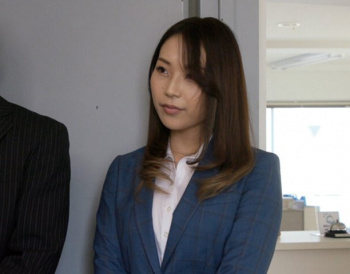 夫と従業員の目の前で逃亡犯に中出しで輪姦され続ける社長夫人の画像