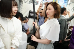 【一場れいか】我が子の前で弄る鬼畜痴漢師のテクに快楽堕ちし犯される巨尻母の画像