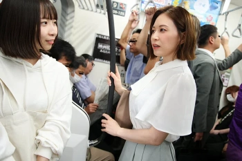 【一場れいか】我が子の前で弄る鬼畜痴漢師のテクに快楽堕ちし犯される巨尻母の画像