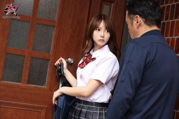 【松本いちか/永井マリア】昔犯され孕まされた夫の上司に再び犯される女子高生の娘と巨乳母親の画像