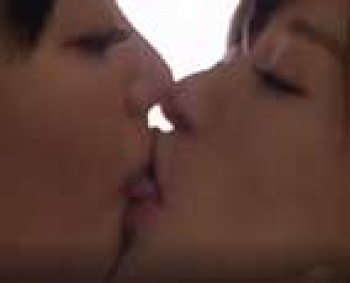 セックスレスの人妻たちが一緒に料理しながらイチャイチャしていたらお互いにムラムラして我慢できなくなり濃厚レズエッチへ…の画像