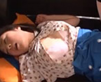 うたた寝しているところを男友達にちょっかいを出されてドキドキしながらされるがままになる【鈴木一徹】の画像