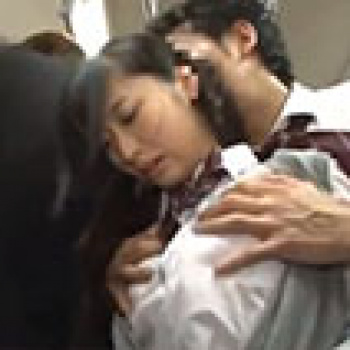清楚系JKが満員電車の中で鬼畜サラリーマンに痴漢され辱められる…の画像