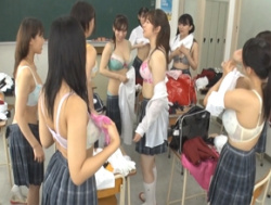 登校中に大雨にあった女子生徒たちが教室で男子の存在を忘れて下着姿ではしゃぎまくっていて…の画像