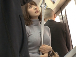電車内で巨乳美少女が手すりにおっぱいを挟ませているのを見ていたら興奮してしまい…の画像