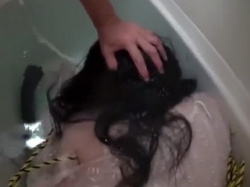 【椎名みゆ】中〇翔子さん似の美少女を監禁し、バスルームにて水責めとイラマチオの鬼畜な反復！レ〇プよりのSM動画です。の画像