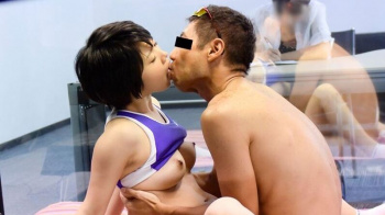 【不倫】陸上部の美人アスリートが信頼しているコーチとSEX!マジックミラーの向こう側にはコーチの奥さんが待機しており、背徳感MAX!の画像