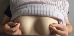 ヒッ、ヒッっ…背後から乳首を弄られ乳首イキする女子大生素人撮影の画像