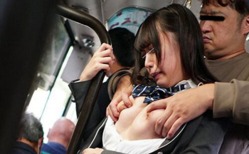 んんんぁ…っ!色白巨乳の女子校生が痴漢師に乳首狙われ乳首イキ性交の画像