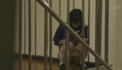 校内で露出する変態JCちゃんが階段で放尿（マーキング）の画像