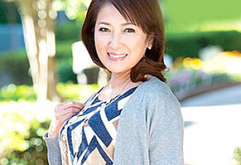 清楚な五十路美熟女が若者のセンズリ鑑賞に発情しまくりカメラ前でのSEX初体験！の画像