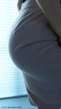 タイトスカート突き出し尻のエロい瞬間の画像