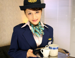 自宅待機も～なんのその！美人CAの極エロ飛行～目の隈便。松下奈緒子の画像