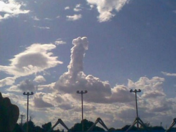 女子たちが見上げる空に～ムクムクそびえる～淫ら雲の画像