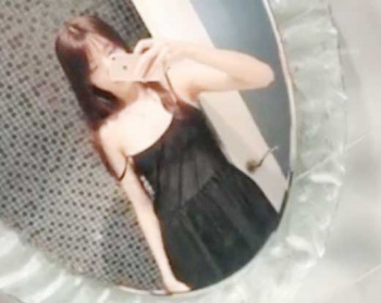 【JC自撮り】キュートな素人中学生くらいの少女が美乳おっぱい丸出しにしてオナニー！！の画像