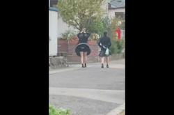 【女子校生】台風の突風でミニスカ持ち上がりパンチラするところをスマホ撮影の画像
