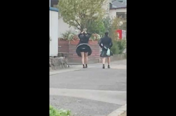 【女子校生】台風の突風でミニスカ持ち上がりパンチラするところをスマホ撮影の画像