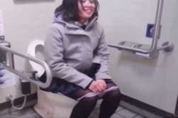 【ハメ撮り・円光】可愛らしいJKと真昼間の公衆トイレでハメ撮りセックスして喘ぎまくりｗの画像